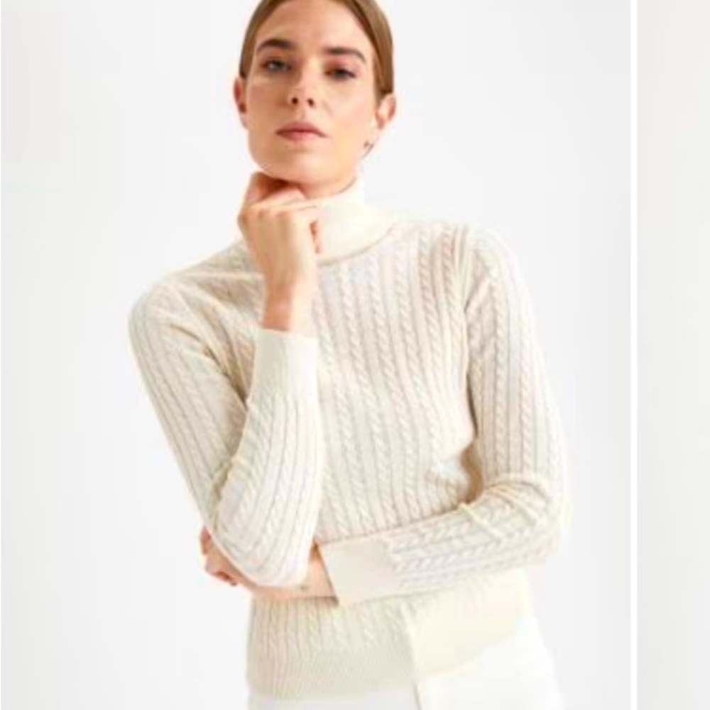 Like new TOMMY HILFIGER cream turtleneck